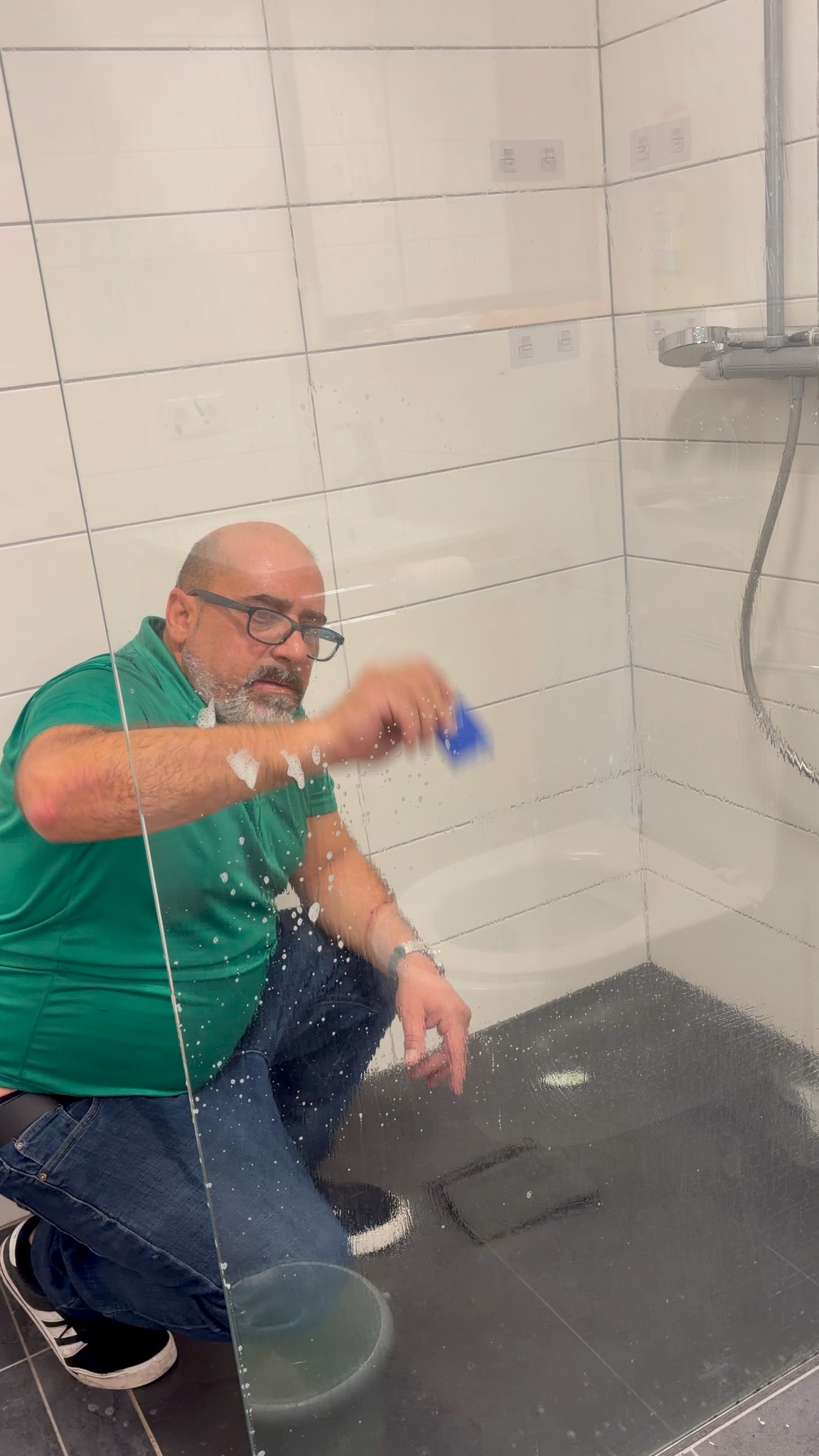 Pedro de NS-LUX nettoyant une paroi de douche