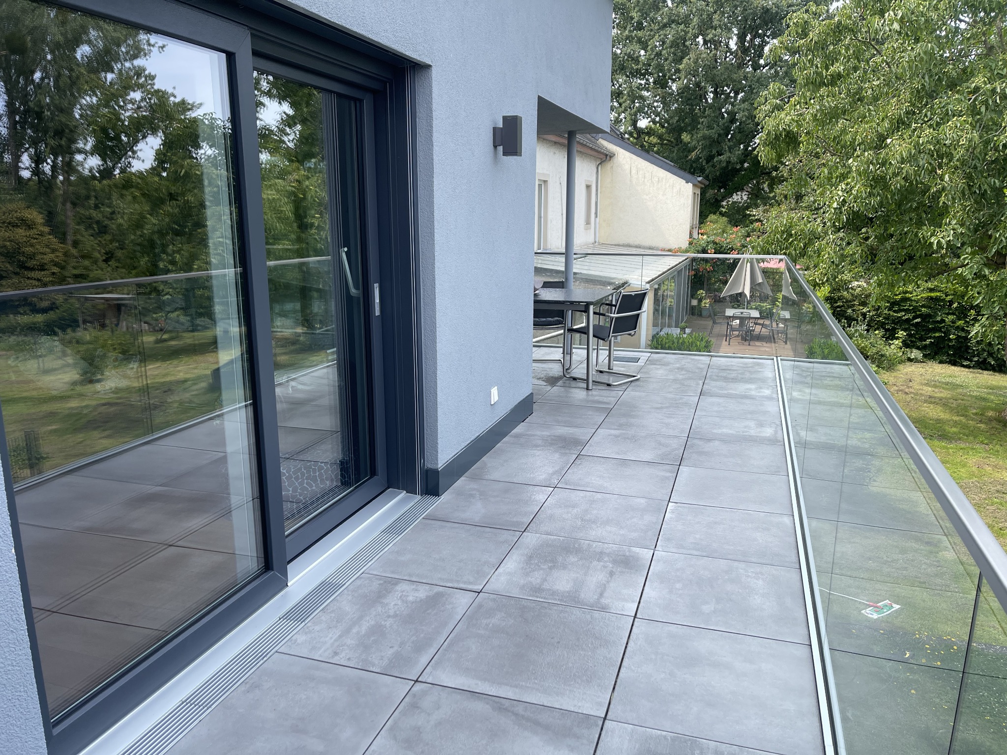 Terrasse et baies vitrées après une intervention NS-LUX